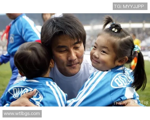 足球明星与萌娃互动亲密无间的温馨瞬间揭秘家庭与职业生活的美好融合